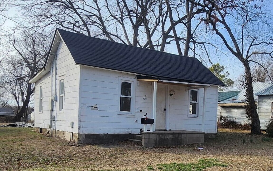 1013 N Clay St in Nevada, MO - Building Photo