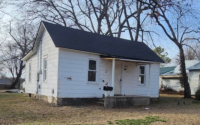 property at 1013 N Clay St