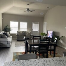 615 Wild Olive Wy in San Antonio, TX - Building Photo - Building Photo