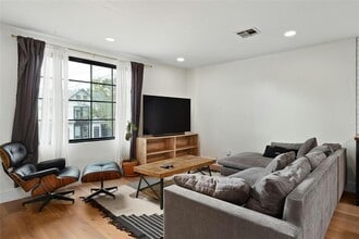 2804 Crest Ave in Austin, TX - Building Photo - Building Photo