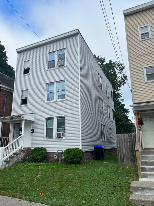 207 Winnikee Ave in Poughkeepsie, NY - Building Photo