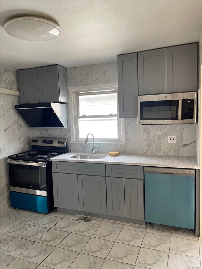 224-23 57th Ave in Queens, NY - Building Photo - Building Photo