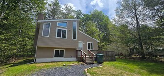 9455 Juniper Dr in Tobyhanna, PA - Building Photo