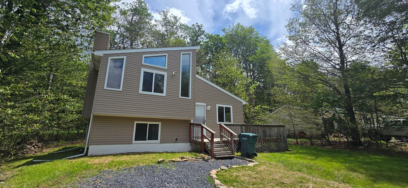 9455 Juniper Dr in Tobyhanna, PA - Building Photo