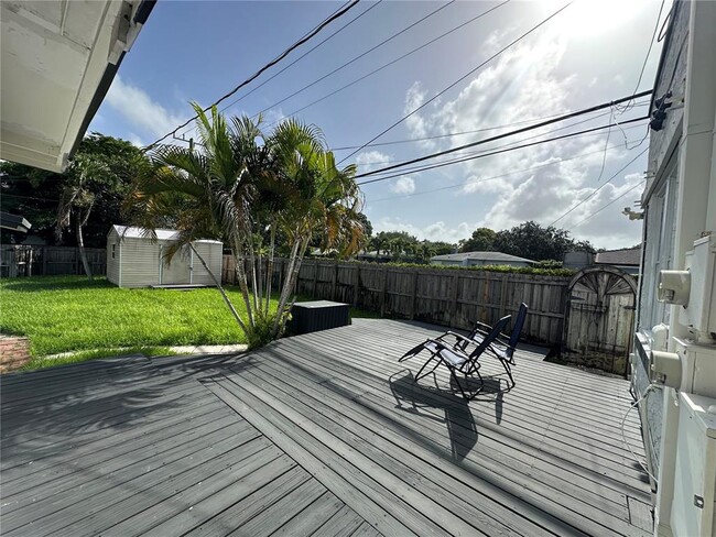 411 SW 19th St, Unit 1-2 in Fort Lauderdale, FL - Foto de edificio - Building Photo