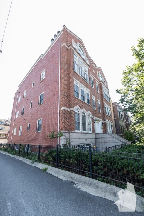 2741 N Southport Ave, Unit 2743-2n in Chicago, IL - Building Photo