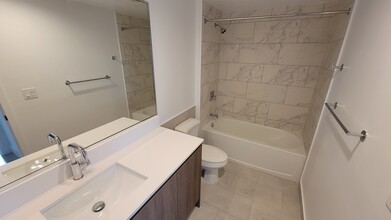 2533 NE 183rd St, Unit A1 in North Miami Beach, FL - Building Photo - Building Photo