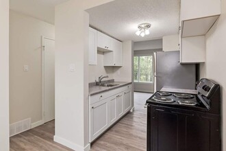 Lynbrook Townhouses in Moose Jaw, SK - Building Photo - Building Photo