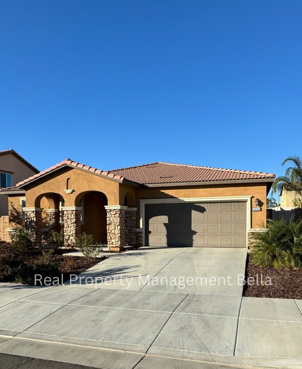 30144 Crescent Pointe Wy in Menifee, CA - Foto de edificio