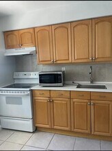 514 SW 7th St, Unit 4 in Hallandale Beach, FL - Building Photo - Building Photo