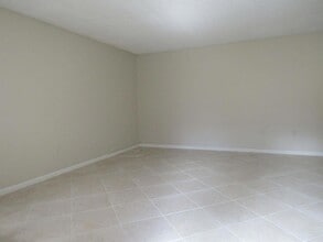 2302 Sunrise Blvd, Unit 105 in Fort Pierce, FL - Building Photo - Building Photo
