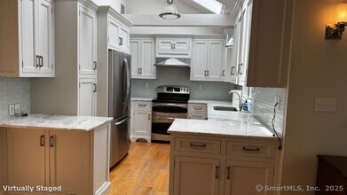 12 Mayflower Rd in Darien, CT - Building Photo - Building Photo
