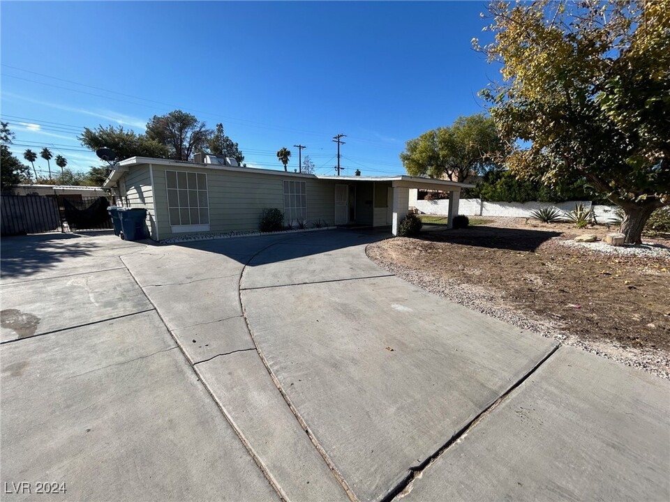 1937 Capistrano Ave in Las Vegas, NV - Building Photo