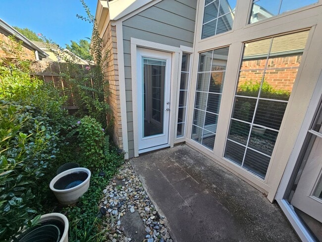 18163 WHISPERING GABLES Ln in Dallas, TX - Building Photo - Building Photo