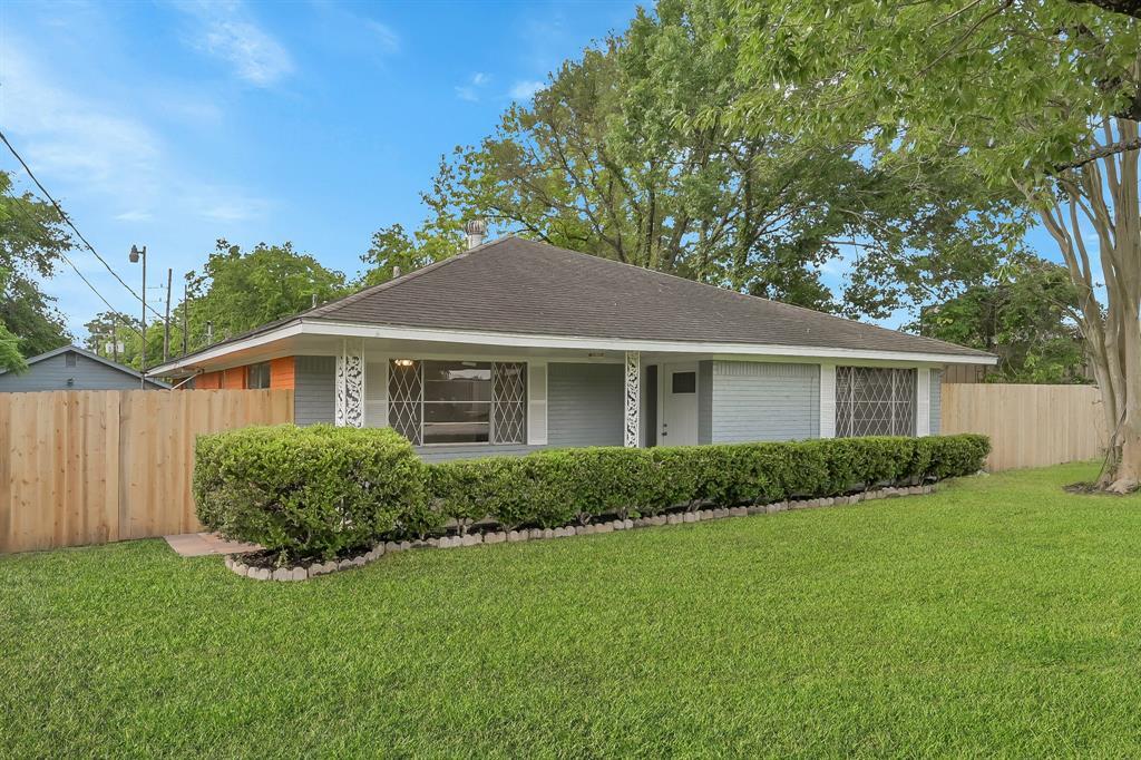 206 E Powell St in Willis, TX - Building Photo