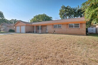 113 Sunnyvale Terrace in Hurst, TX - Foto de edificio - Building Photo