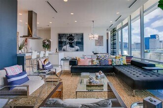 2408 Victory Park Ln in Dallas, TX - Building Photo - Building Photo