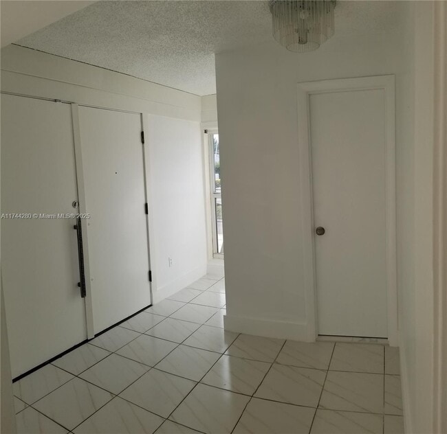 20415 Highland Lakes Blvd in Miami, FL - Building Photo - Building Photo