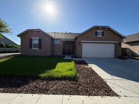 1696 Softwind Dr in Tulare, CA - Building Photo