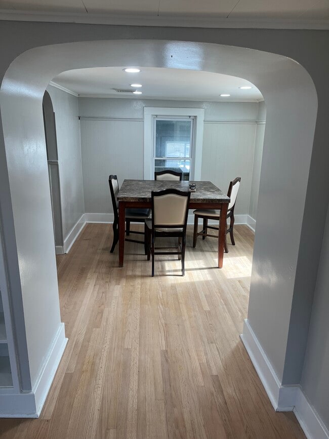 9 Moon St, Unit Moon Street in Southbridge, MA - Foto de edificio - Building Photo