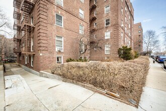 Queensbrook Building in Forest Hills, NY - Foto de edificio - Building Photo