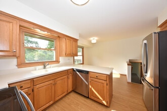 8601 N Manor Ln in Fox Point, WI - Building Photo - Building Photo