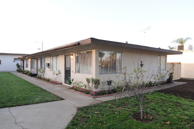 241 W 8th Ave in Escondido, CA - Foto de edificio - Building Photo