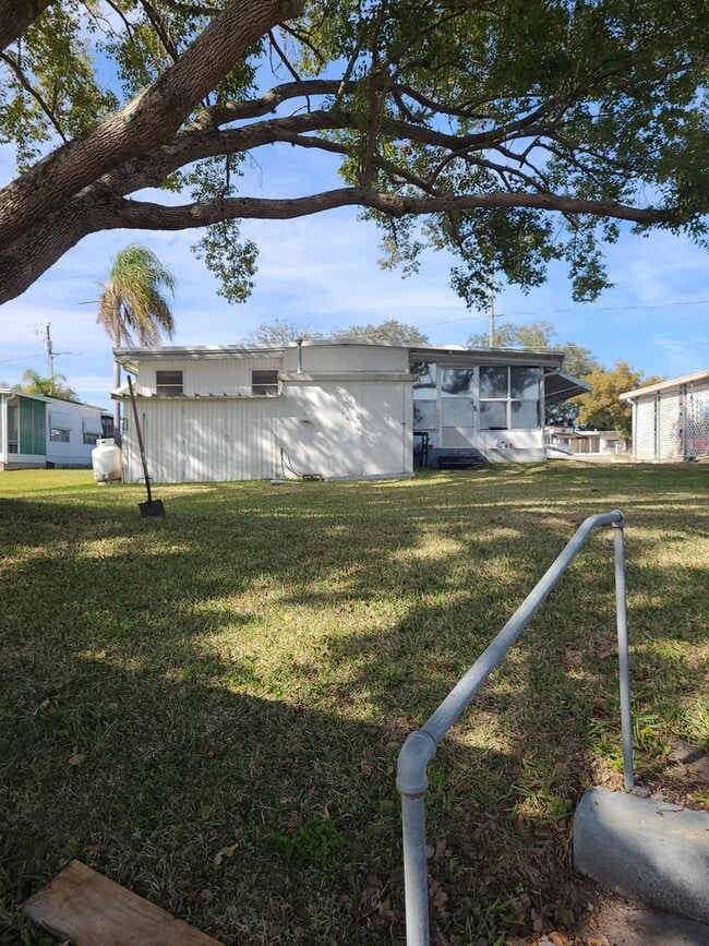 1533 Lakeview Dr in Tavares, FL - Building Photo - Building Photo