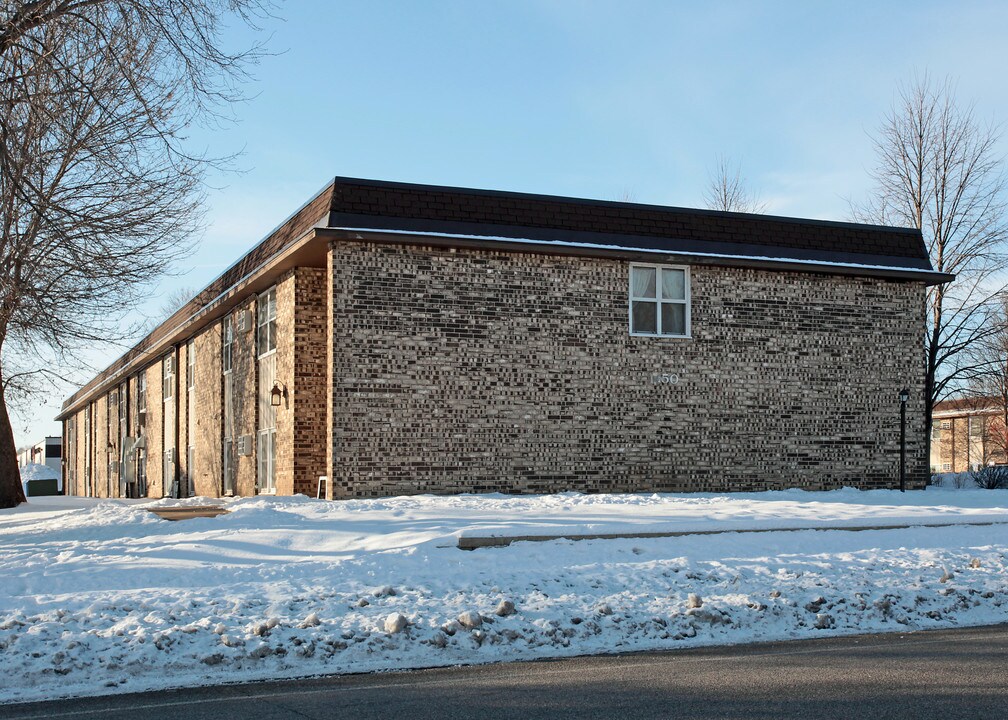 Shakopee Village Apartments in Shakopee, MN - Building Photo