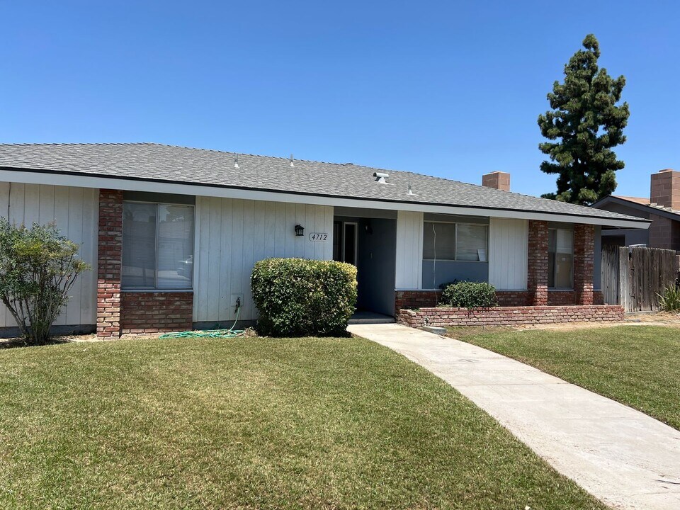 4712 Summertree Ln in Bakersfield, CA - Building Photo