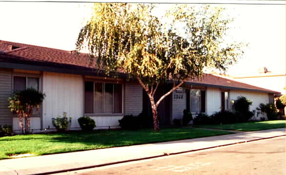 1368 McNary Cor in Manteca, CA - Building Photo