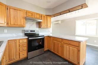 546 SW 10th St in Redmond, OR - Building Photo - Building Photo