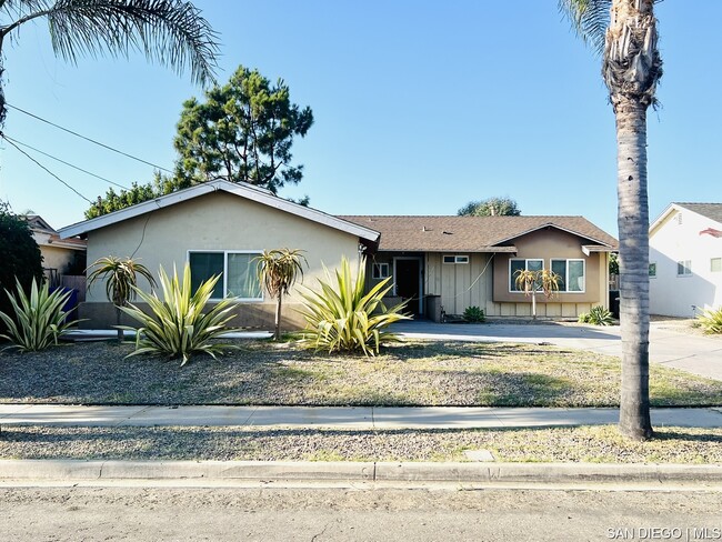 6820 Arverne Ct in San Diego, CA - Foto de edificio - Building Photo