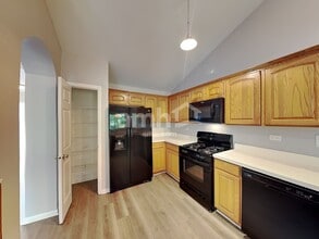 2990 Waters Edge Cir in Aurora, IL - Building Photo - Building Photo