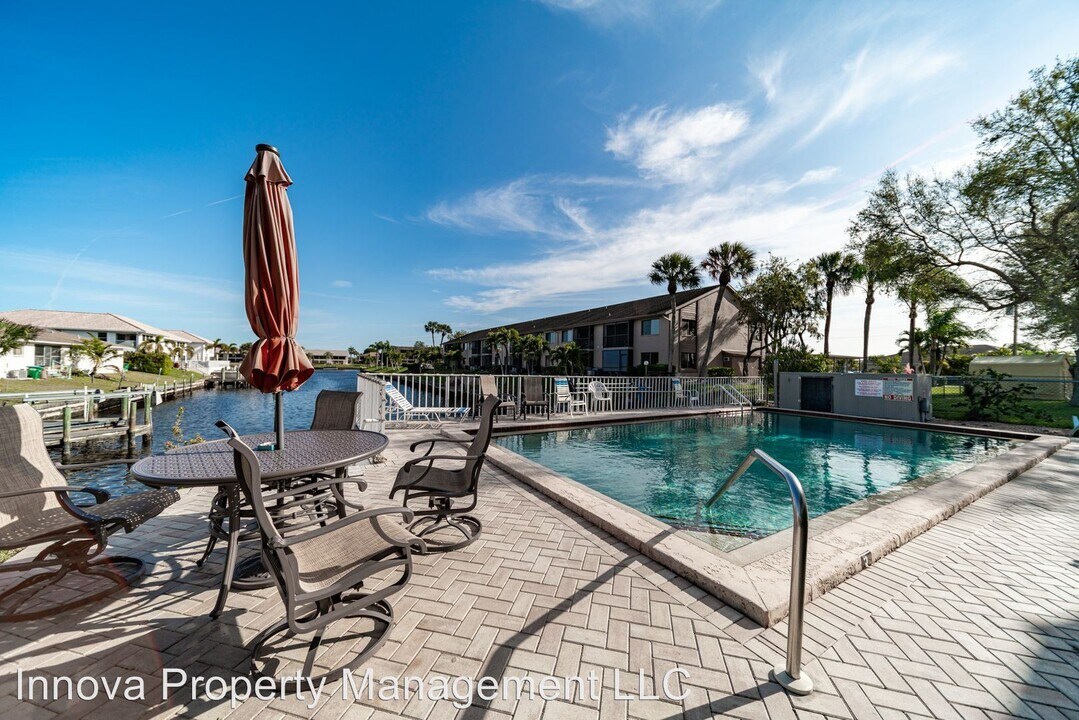 3817 Country Club Blvd-Unit -#2 in Cape Coral, FL - Building Photo