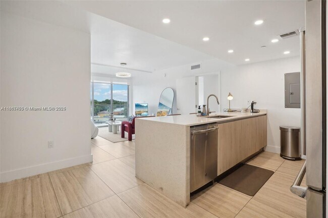 13800 Highland Dr in North Miami Beach, FL - Building Photo - Building Photo