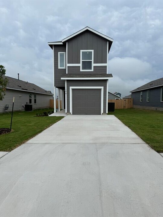 196 Ammolite Ln in Maxwell, TX - Building Photo