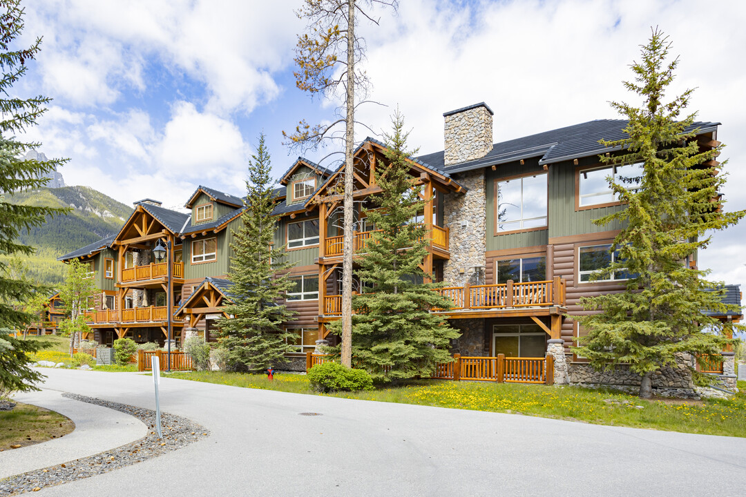 104 Armstrong Pl in Canmore, AB - Building Photo