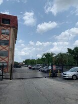 1335 W 68th St, Unit 102 in Hialeah, FL - Building Photo