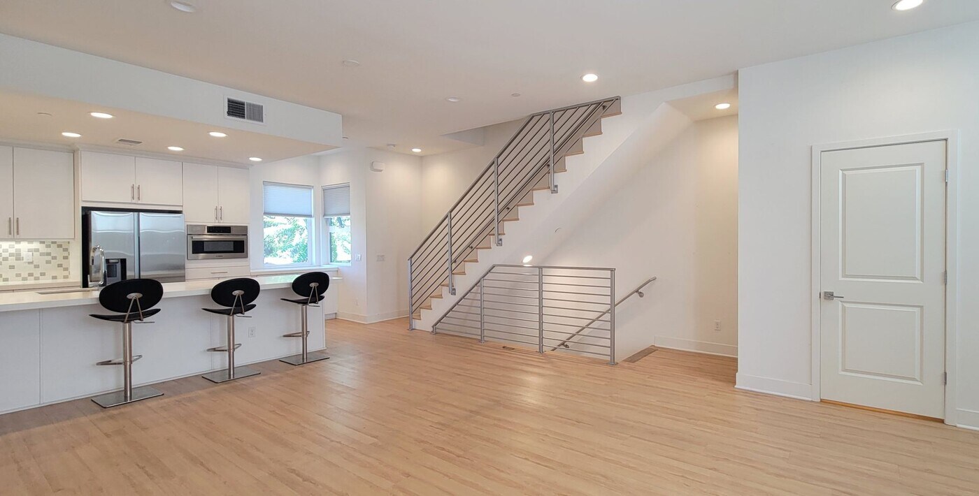 Newly Built Tri-Level Townhome with 3 Bedr in Los Angeles, CA - Building Photo