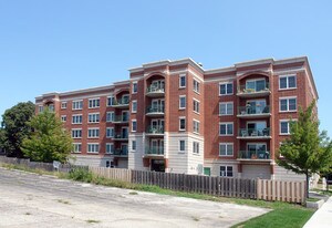 104 N Plum Grove Rd in Palatine, IL - Building Photo