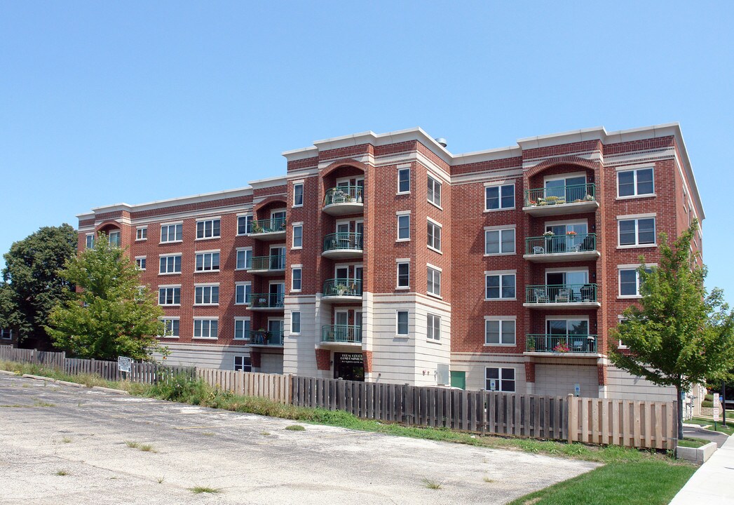 104 N Plum Grove Rd in Palatine, IL - Building Photo