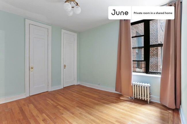 Private bedroom in 2 bed/1 bath Home in New York, NY - Building Photo - Building Photo
