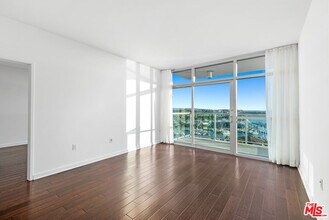 13700 Marina Pointe Dr in Marina Del Rey, CA - Building Photo - Building Photo