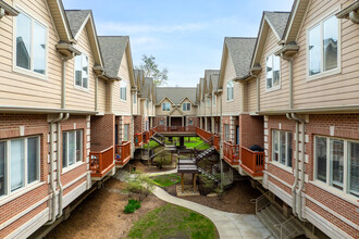 Forest Creek Townhomes in Brookfield, IL - Building Photo - Building Photo
