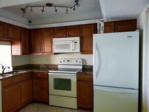 7432 Sunshine Skyway Ln S, Unit 502 in St. Petersburg, FL - Building Photo - Building Photo