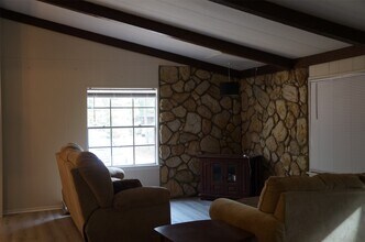 650 Thousand Oaks in Livingston, TX - Building Photo - Building Photo