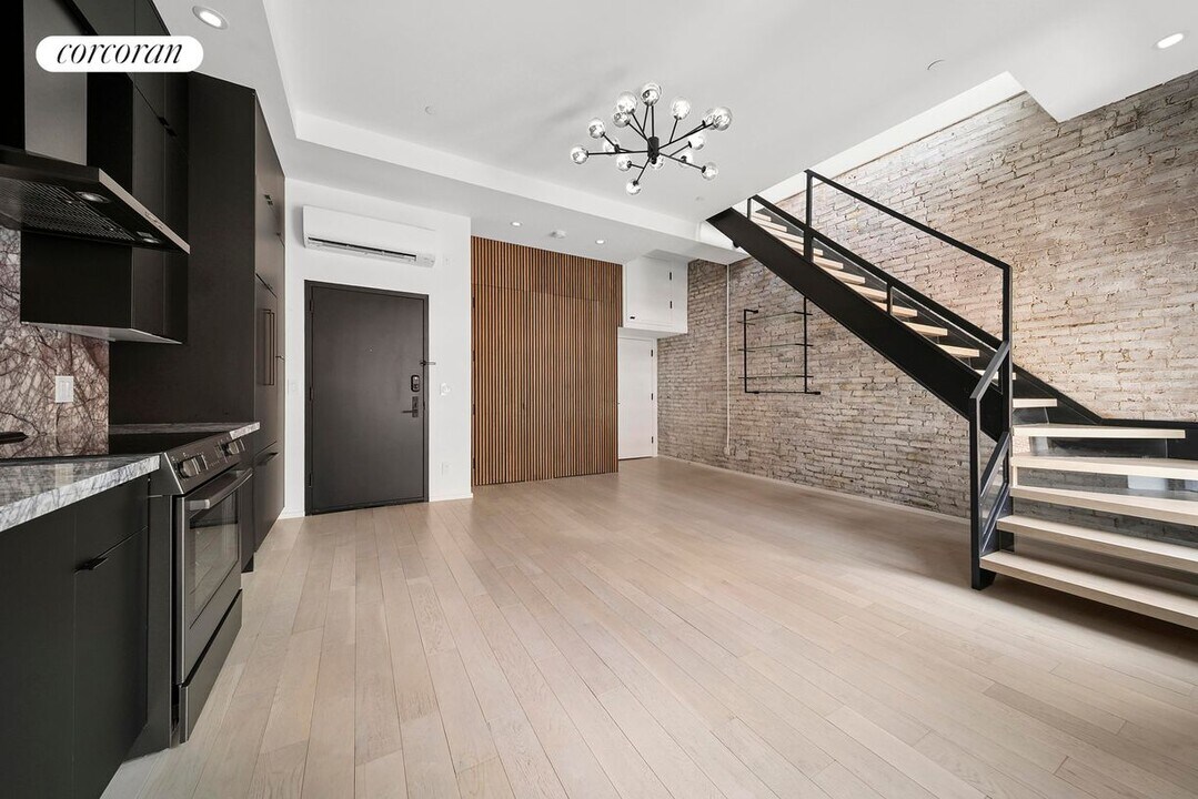 317 W 51st St in New York, NY - Building Photo
