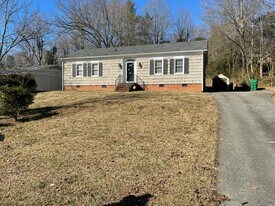 1104 Robin Hood Rd in High Point, NC - Building Photo