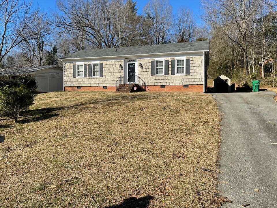 1104 Robin Hood Rd in High Point, NC - Building Photo